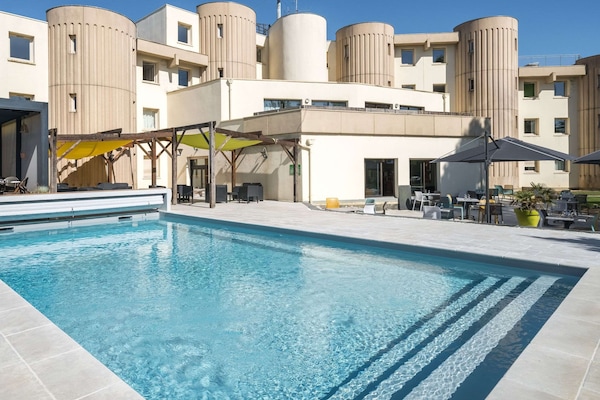 Piscina all'aperto, ombrelloni da piscina, lettini