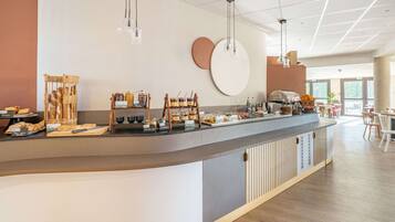 En modern frukostbar med ett varierat utbud av mat och en stilren, minimalistisk design.