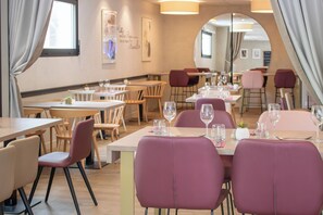 Petit déjeuner, déjeuner et dîner servis sur place
