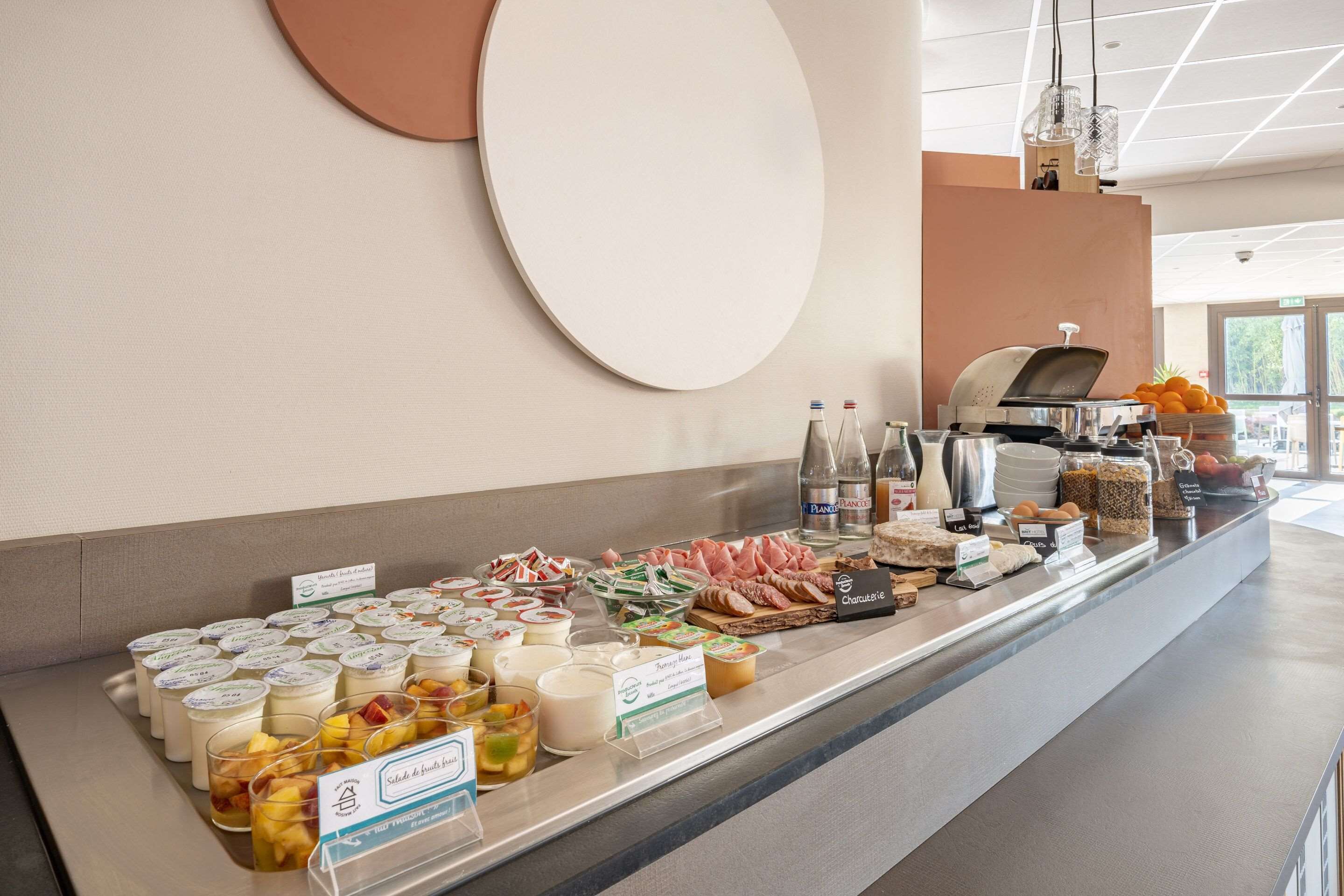 Petit déjeuner buffet servi tous les jours en supplément
