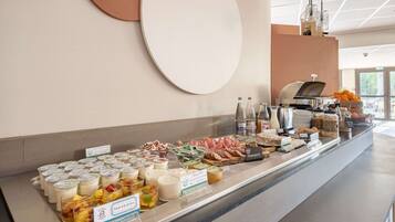 Petit déjeuner buffet servi tous les jours en supplément