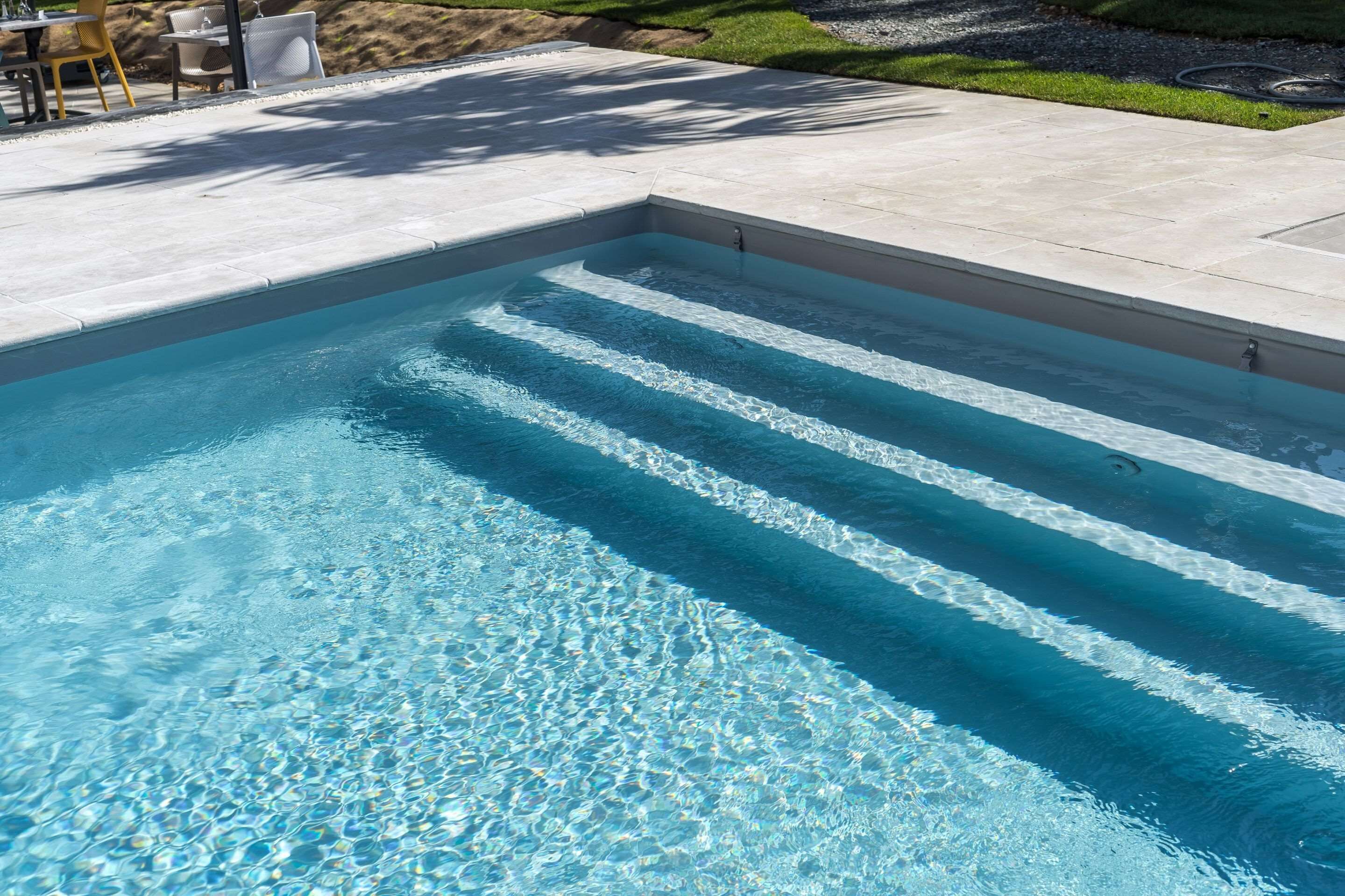 Piscine extérieure, parasols de plage, chaises longues