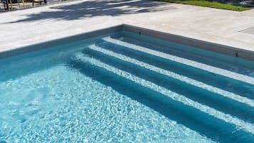 Piscine extérieure, parasols de plage, chaises longues
