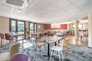S'hi serveixen esmorzars, dinars, sopars i plats de cuina regional
