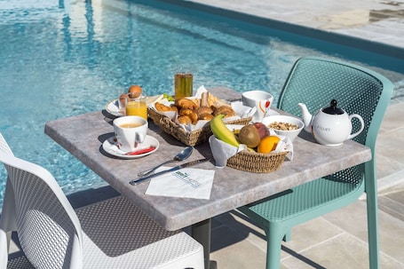 Café da manhã com buffet todos os dias (EUR 15.50 por pessoa)