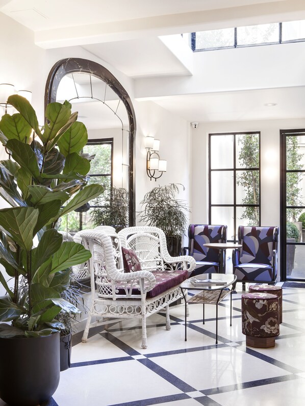 Coin salon dans le hall