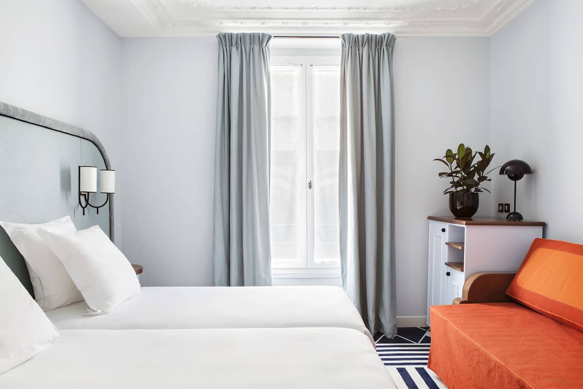 Triple Room | Minibar, in-room safe, desk, free WiFi
