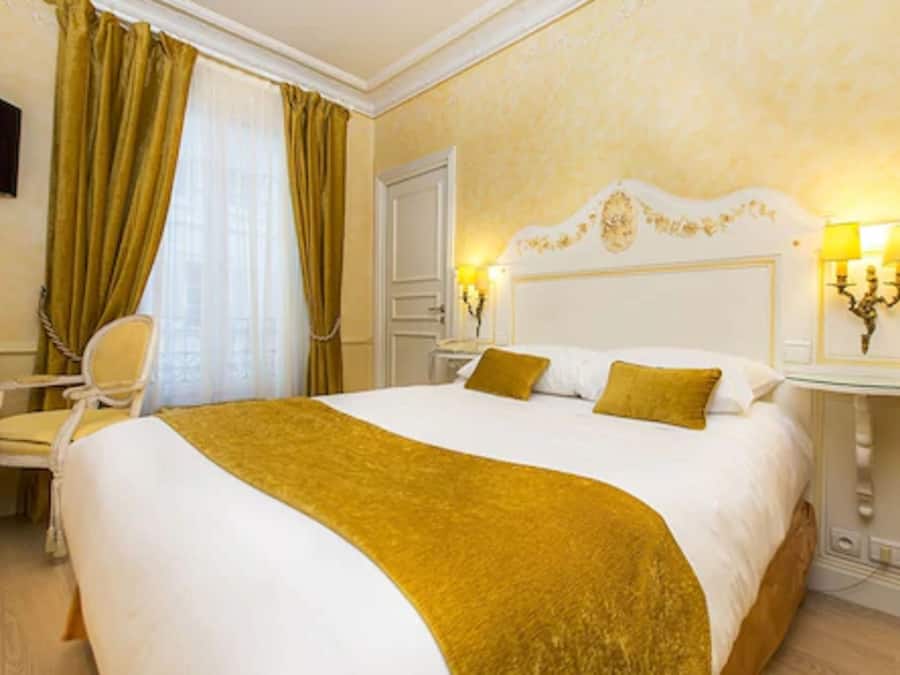 Cubrecamas, minibar y caja de seguridad en la habitación