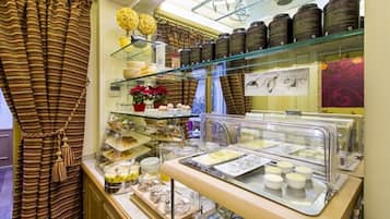 Desayuno buffet diario (EUR 15 por persona)