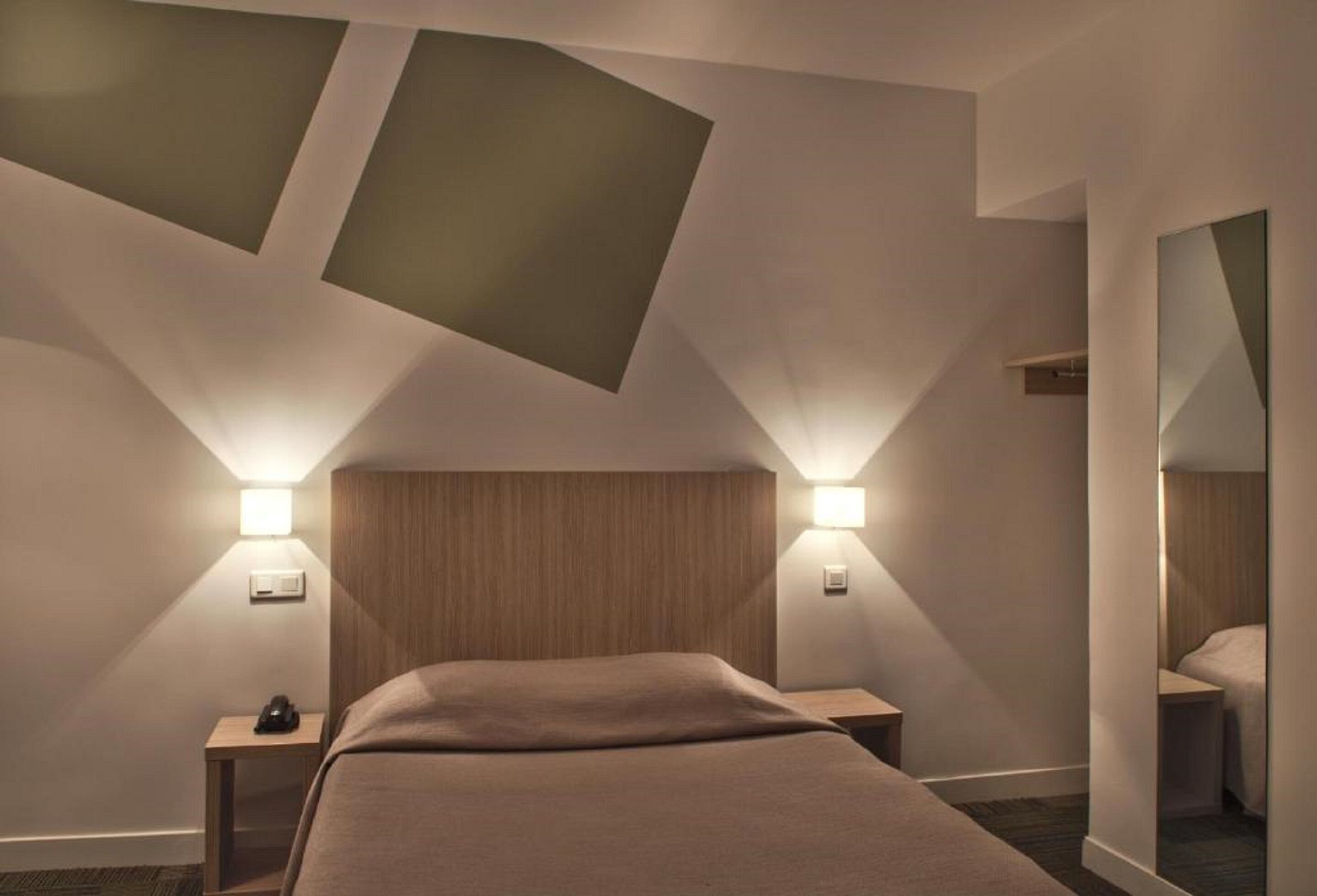 Schreibtisch, schallisolierte Zimmer, Bügeleisen/Bügelbrett
