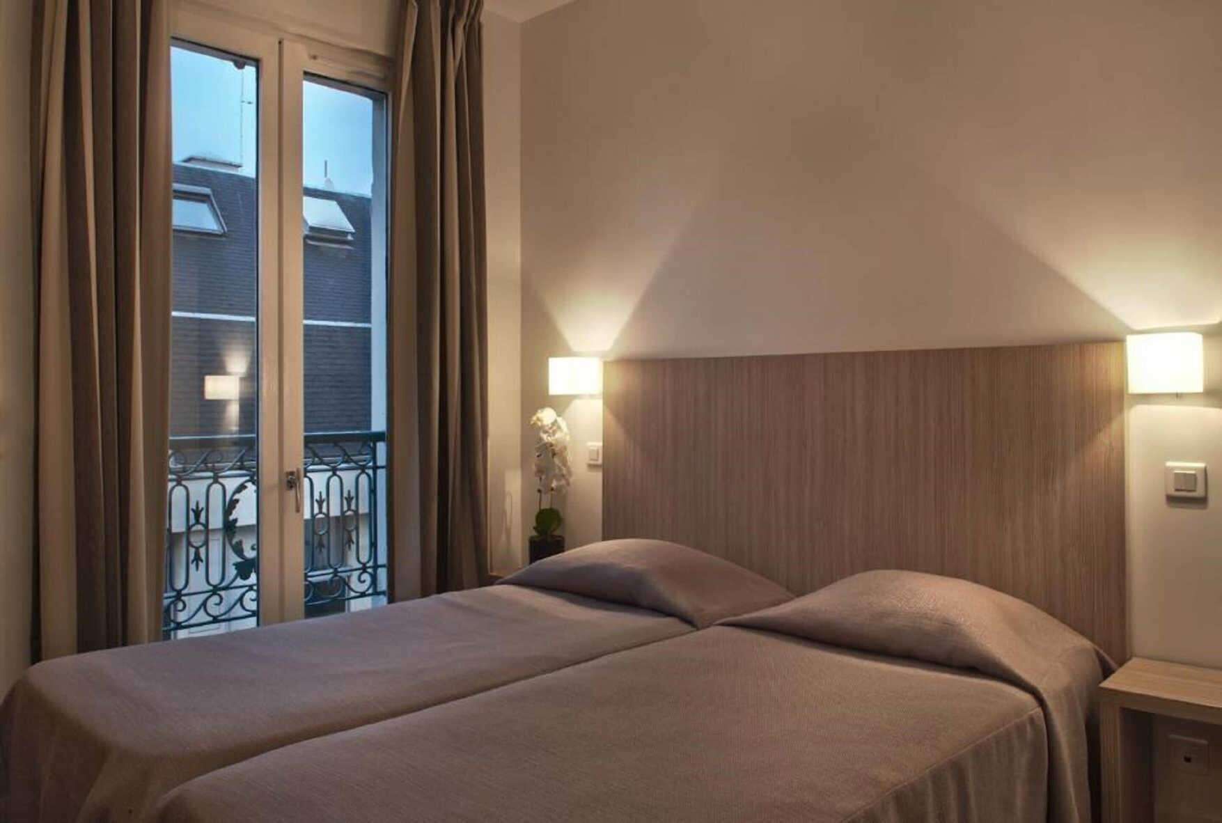 Schreibtisch, schallisolierte Zimmer, Bügeleisen/Bügelbrett