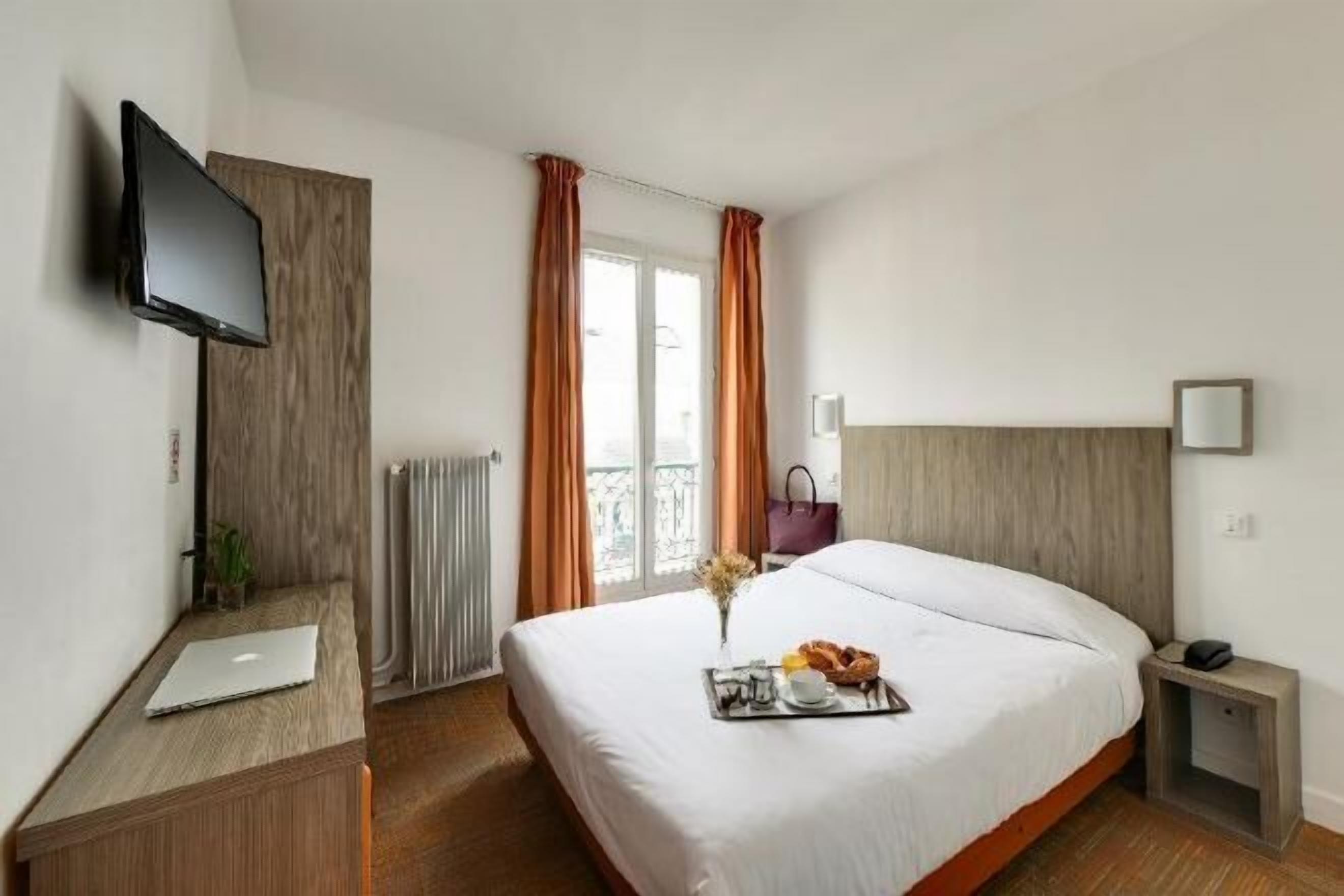 مكتب وتجهيزات عازلة للصوت ومكواة/لوح كي وأسرّة أطفال/رضّع (مجانًا)