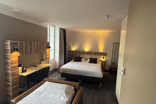 Superior driepersoonskamer | Luxe beddengoed, een bureau, geluiddichte muren, gratis babybedden