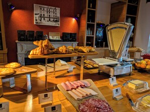 Päivittäinen mannermainen aamiainen (14 EUR per henkilö)