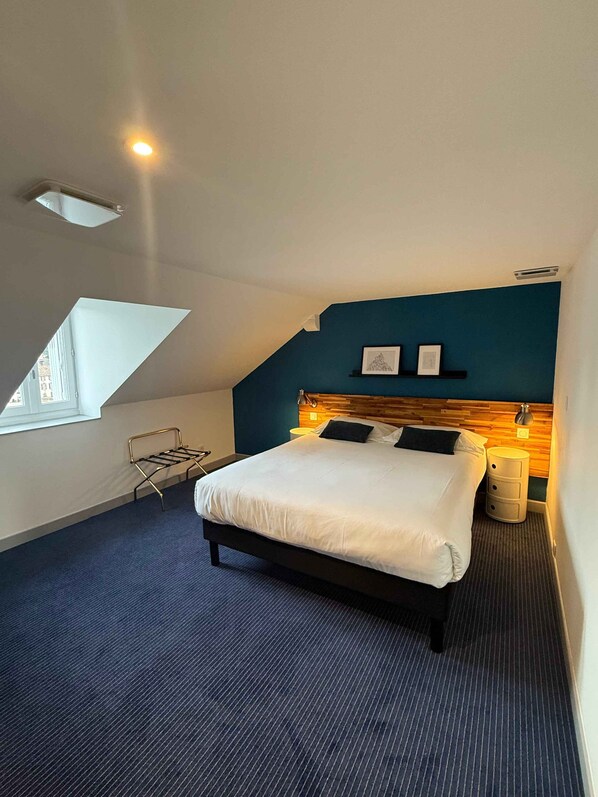 Quarto quádruplo | Roupas de cama premium, escrivaninha, quartos à prova de som