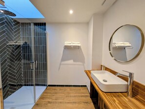 Quarto quádruplo | Banheiro | Secador de cabelo, toalhas de banho, sabonete, shampoo