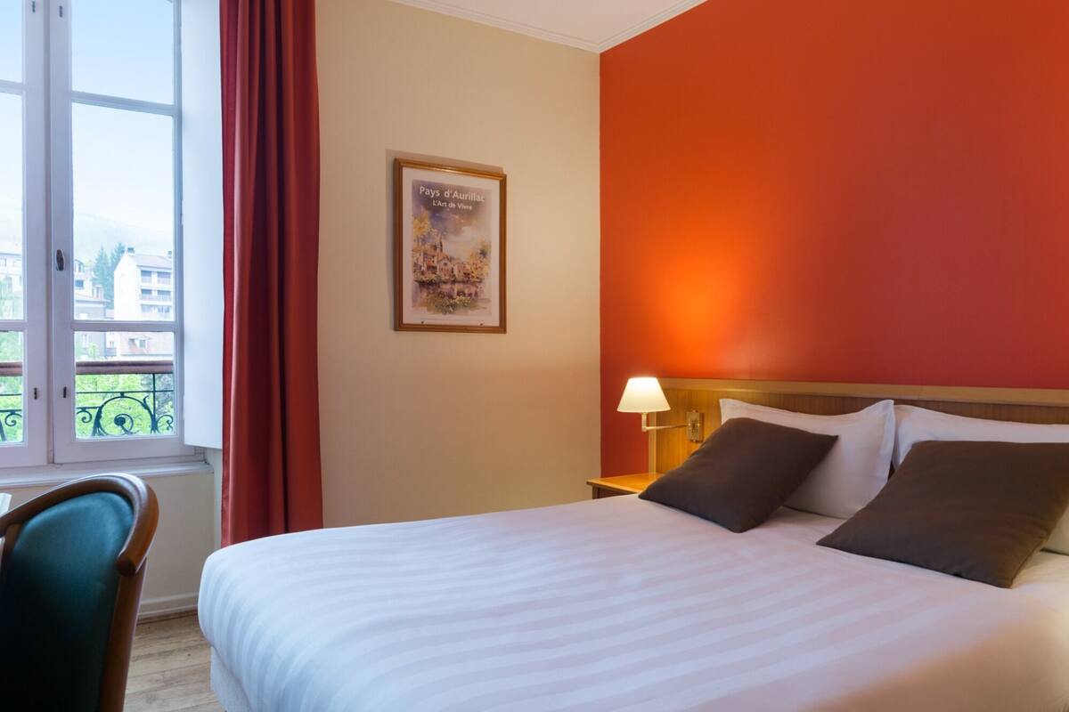 Hochwertige Bettwaren, Schreibtisch, schallisolierte Zimmer