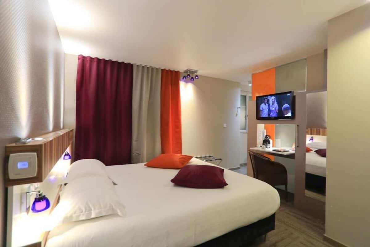 Premium bedding, desk, soundproofing, cribs (free)