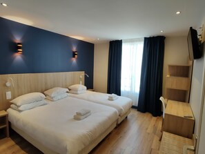 Dreibettzimmer | Zimmersafe, Schreibtisch, kostenloses WLAN, Bettwäsche