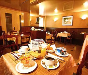 Colazione a buffet, servita tutte le mattine (9 EUR a persona) 