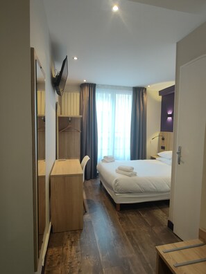 Classic Double Room | In-room safe, desk, free WiFi, bed sheets