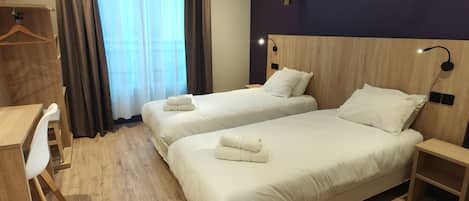 Kamar Twin | Brankas, meja kerja, Wi-Fi gratis, dan seprai linen