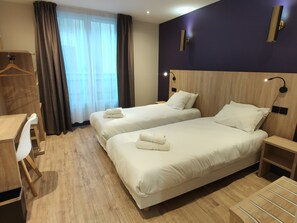 Twin Room | In-room safe, desk, free WiFi, bed sheets