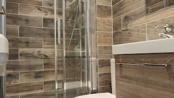 Superior Double Room | Bathroom | Hair dryer, towels