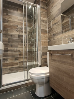 Superior Double Room | Bathroom | Hair dryer, towels