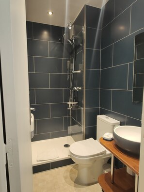 Twin kamer | Badkamer | Een haardroger, handdoeken