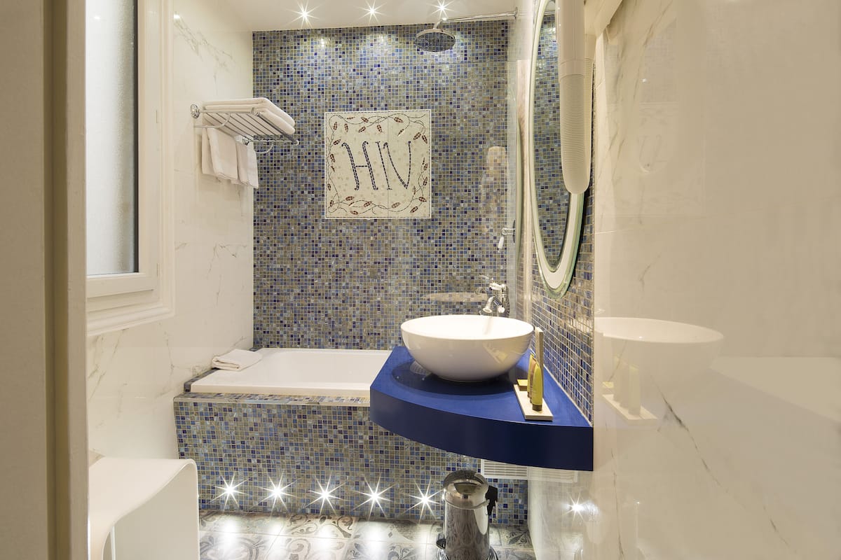 combined shower/bathtub, deep-soaking bathtub, hair dryer, towels