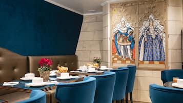 Desayuno buffet (EUR 16 por persona)