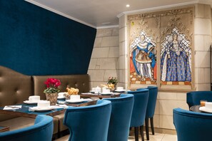 Café da manhã com buffet todos os dias (EUR 16 por pessoa) 