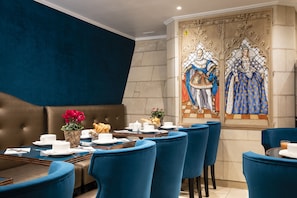 Café da manhã com buffet todos os dias (EUR 16 por pessoa)