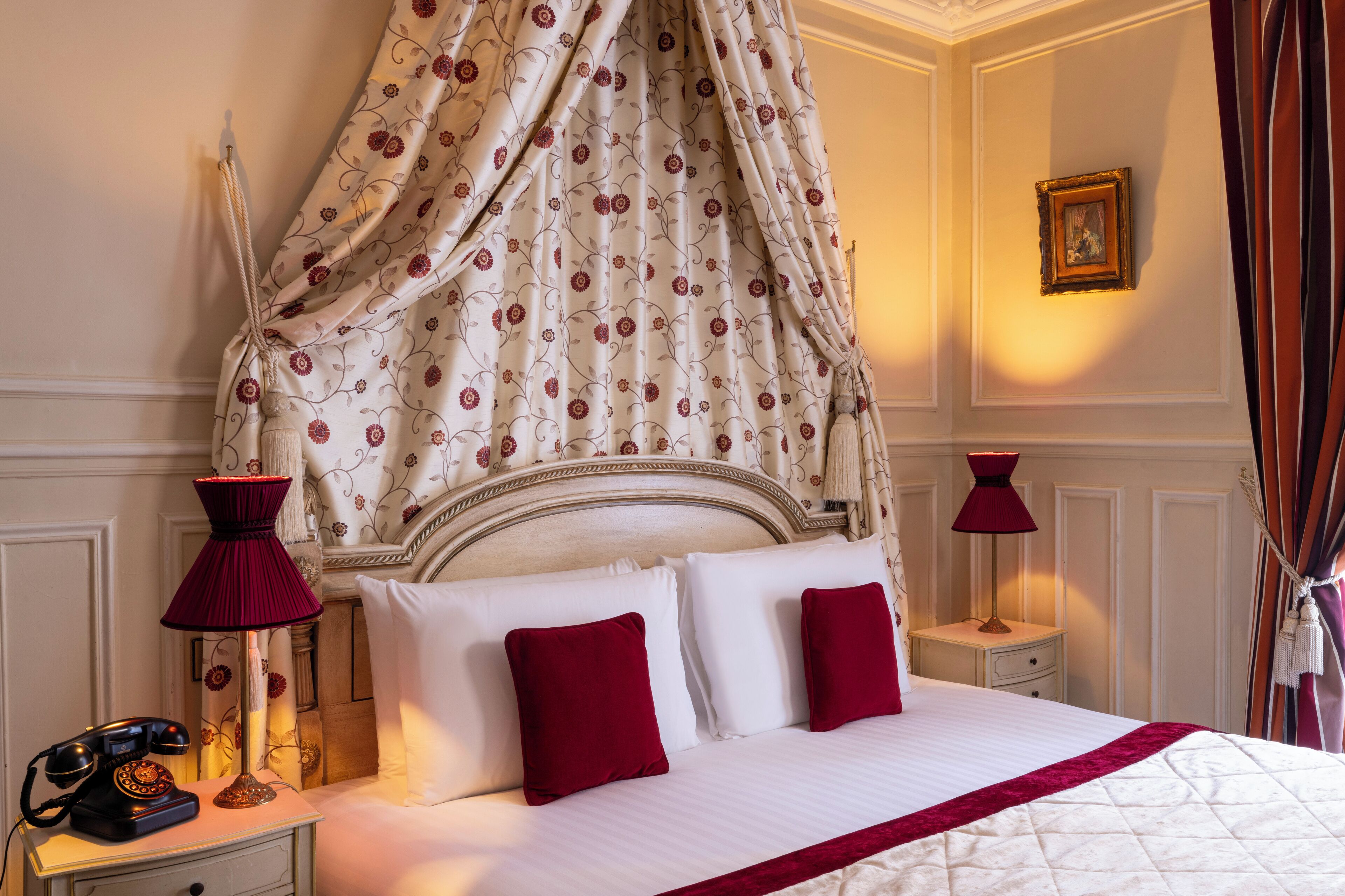 Minibar, coffres-forts dans les chambres, bureau, rideaux occultants