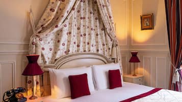 Minibar, coffres-forts dans les chambres, bureau, rideaux occultants