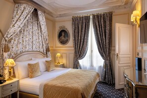 Minibar, in-room safe, desk, blackout drapes - Hotel Residence Henri IV (Paris)