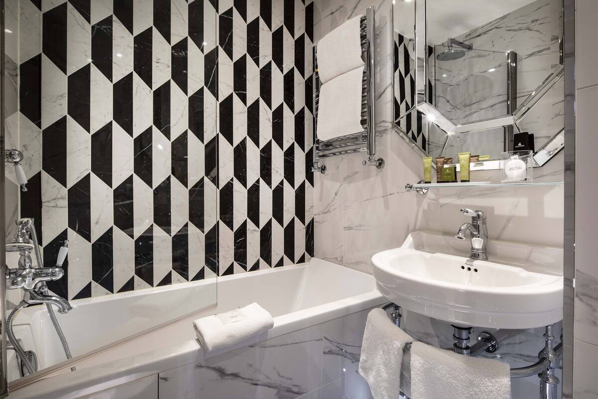 double room or twin room elégance | bathroom amenities | combined shower/bathtub, deep-soaking bathtub, hair dryer, towels