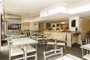 Café da manhã com buffet diário (EUR 12 por pessoa) 