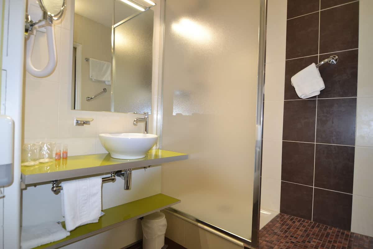 twin room comfort | bathroom | shower, hair dryer, towels