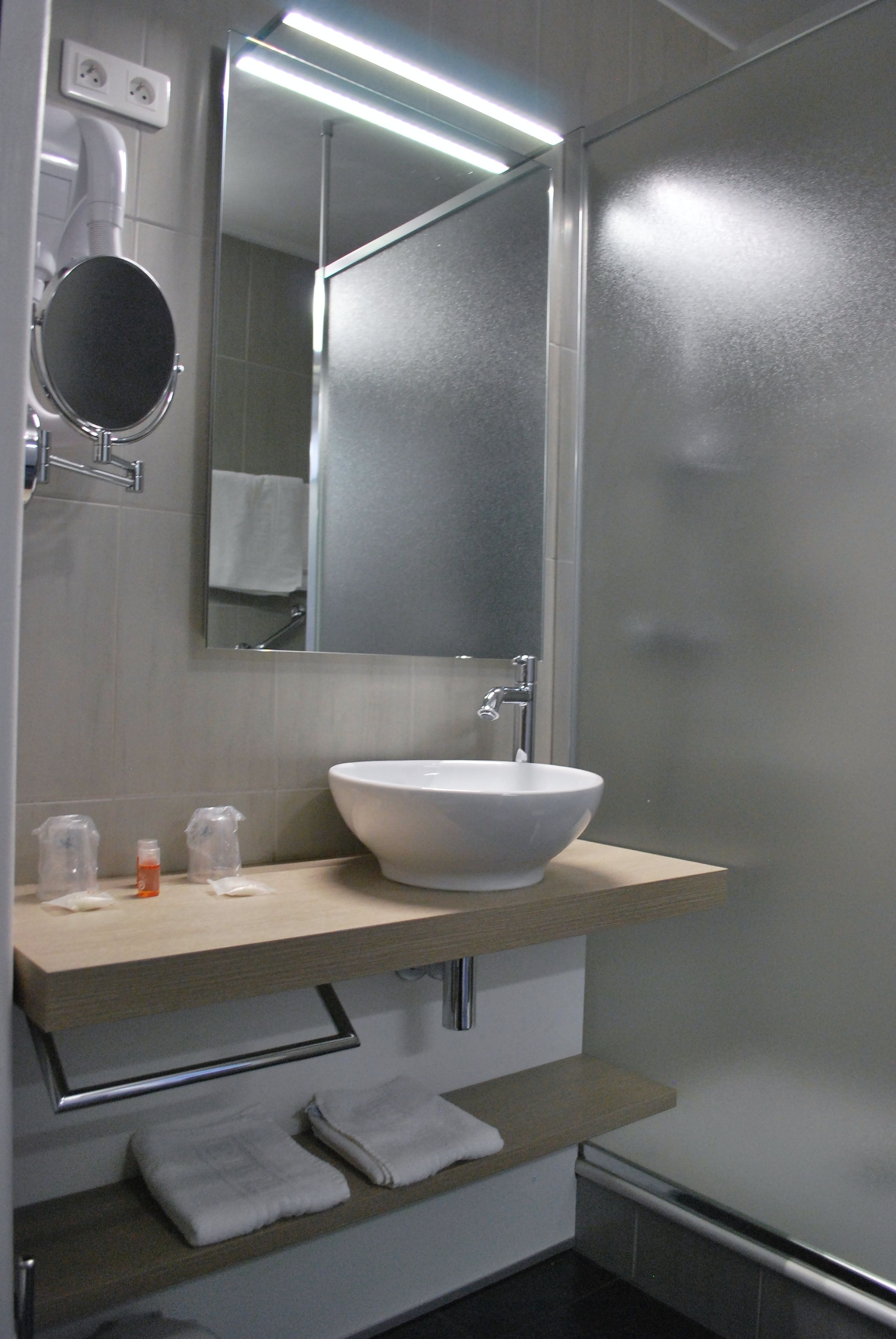 twin room comfort | bathroom | shower, hair dryer, towels