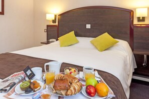 Quarto casal conforto | Frigobar, cofres nos quartos, escrivaninha, Wi-Fi de cortesia