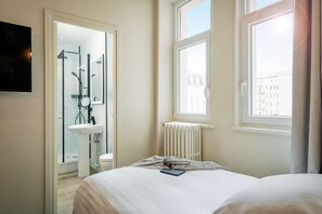 Habitación estándar, 1 cama individual, no fumadores | Ropa de cama de alta calidad, caja fuerte, escritorio y cortinas opacas