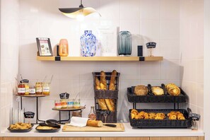 Daily buffet breakfast for a fee - Best Western Metz Centre Gare (Metz)