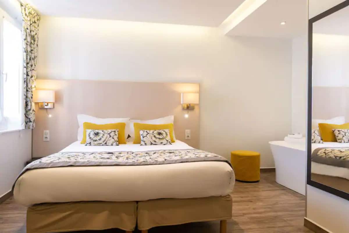 Chambre supérieure, vue sur la ville | Literie de qualité, lit avec matelas Select Comfort, coffre-fort, bureau