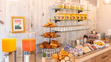 Se ofrece un desayuno bufé (14 EUR por persona)