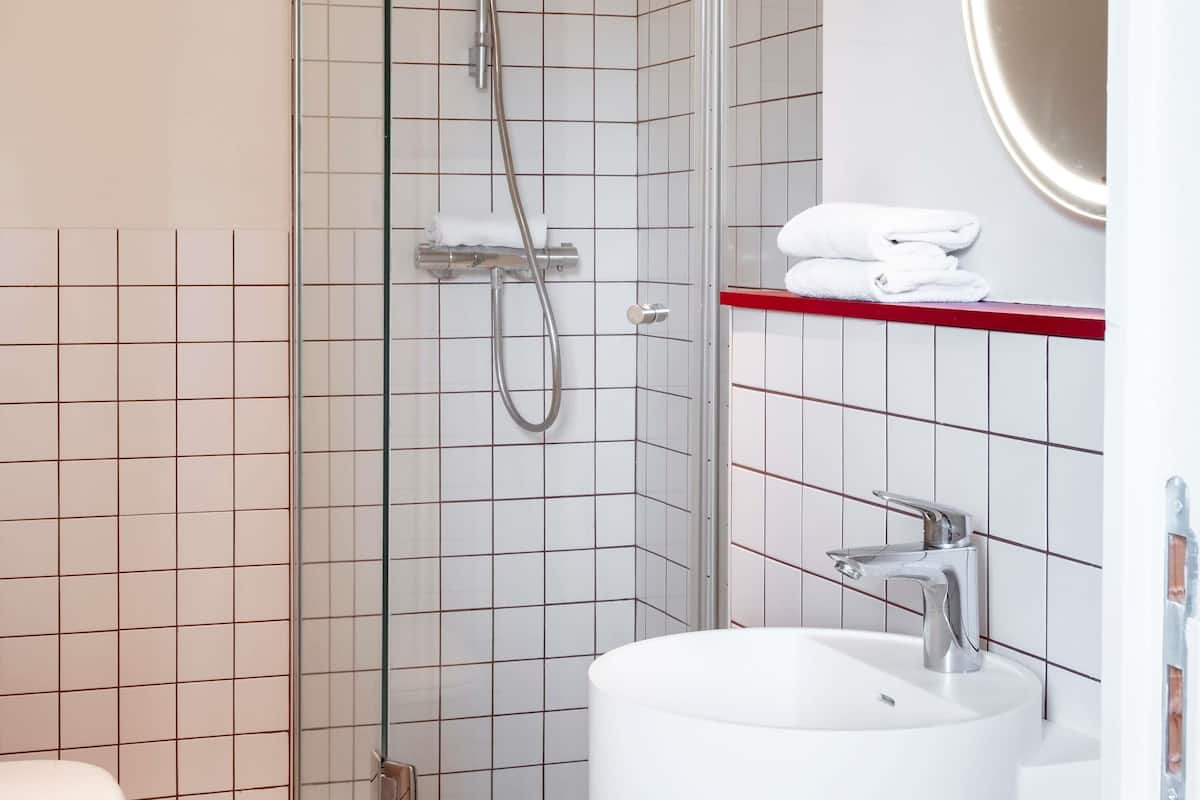 Standard tvÄbÀddsrum - 2 enkelsÀngar | SÀngtillbehör av högsta kvalitet, individuell inredning och unika möbler