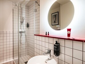 Eco-friendly toiletries, hair dryer, towels - ibis Styles Rouen Centre Cathedrale (Rouen)