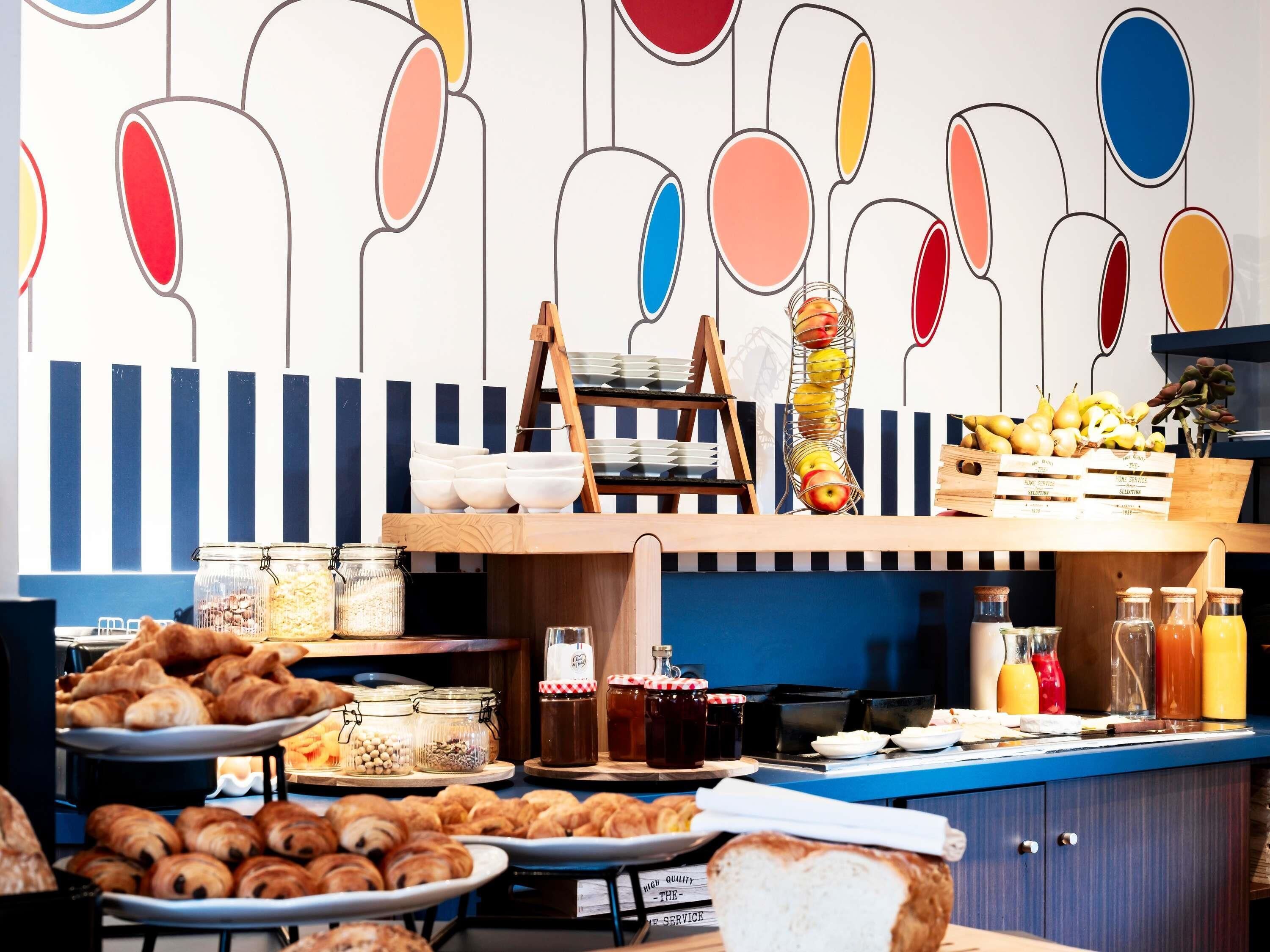 Continental breakfast on weekends (EUR 12 per person)