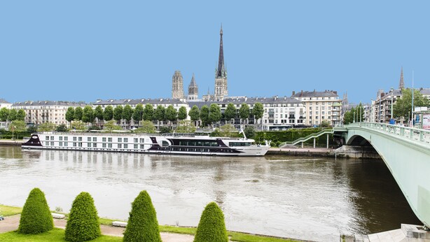 Ein Fluss mit einer Brücke und einem Boot.